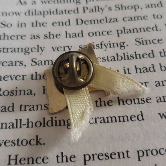 Vintage American Flag Pin - Picture 3 of 4